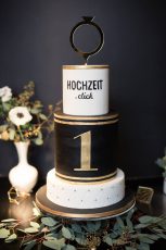 Dreistöckige Geburtstagstorte in schwarz. weiß und gold für Hochzeit.click