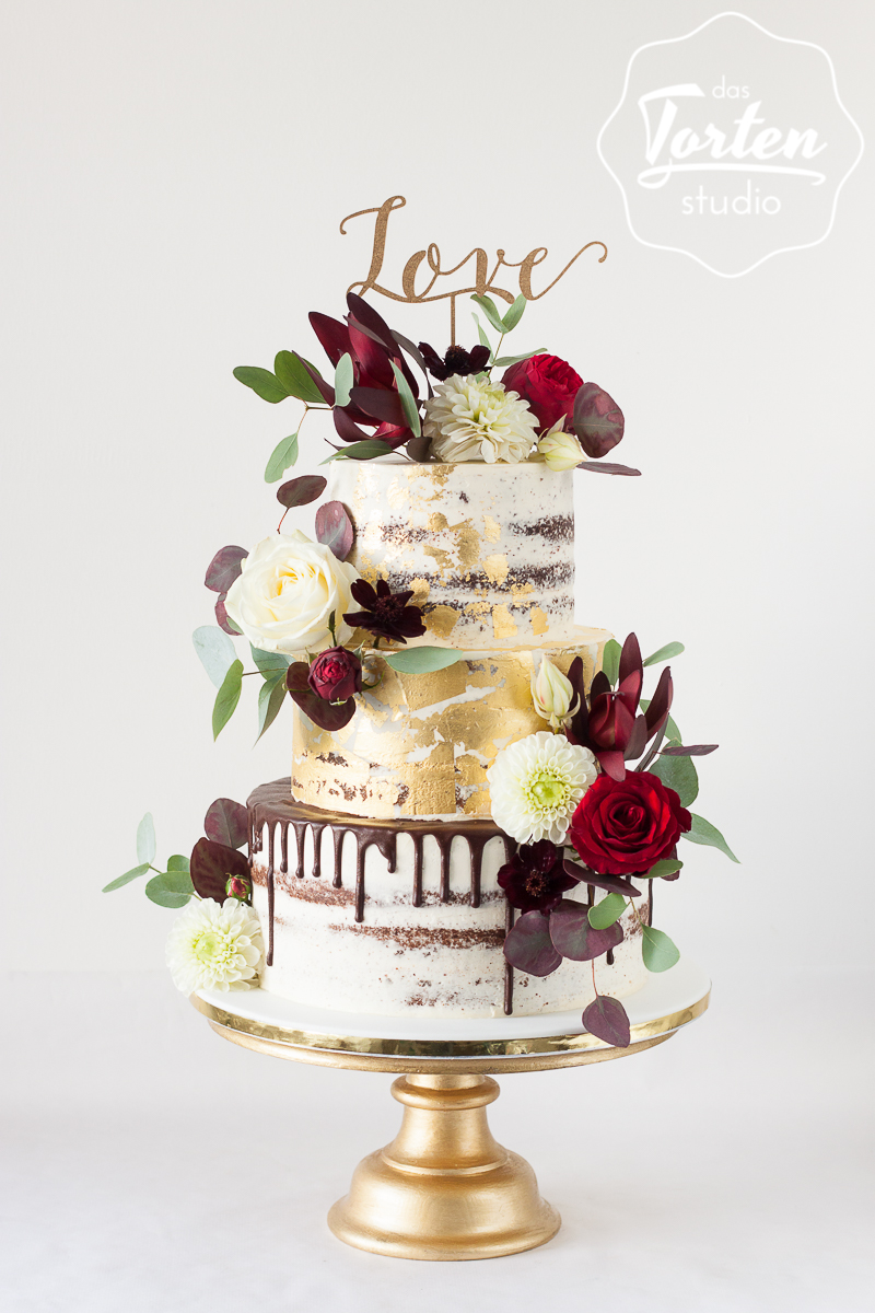 dreistöckige Hochzeitstorte - Semi Naked Cake mit Blattgold, Schokodrip und echten Blumen in Weinrot, weiß und Gold