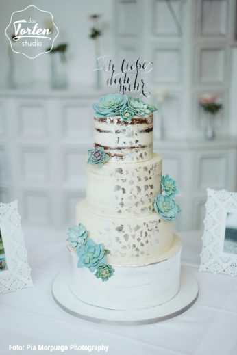 Semi Naked Ombre - Vierstöckige Hochzeitstorte dekoriert mit Blattsilber und handgemachten Zuckersukkulenten