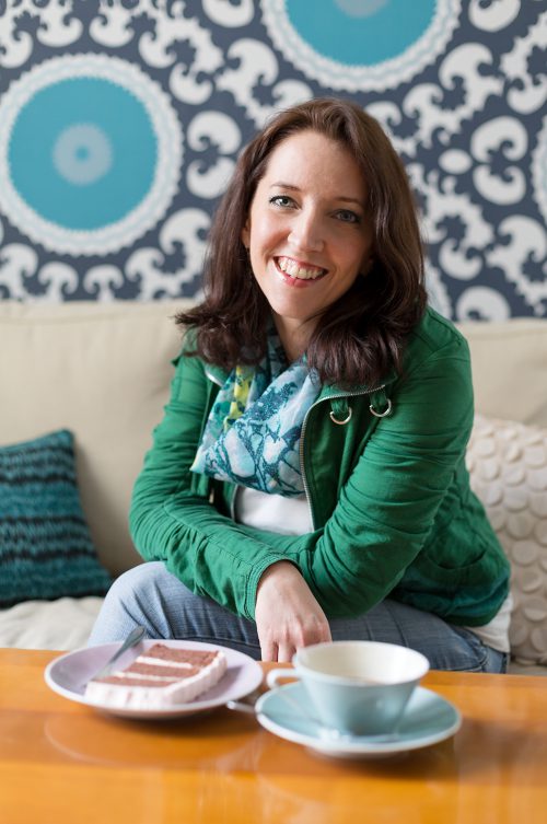 Über uns - Profilbild Andrea Kargl mit Kaffee und Kuchen