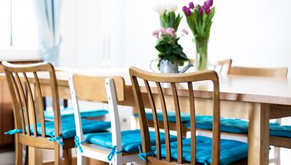 Über uns - Das Tortenstudio - Tisch mit Sesseln und Blumenvasen