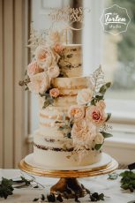 Vierstöckige Hochzeitstorte, Semi Naked Cake, dekoriert mit Blattgold und englischen Rosen in Blush und Aprikot