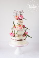 dreistöckiger Semi Naked Cake, dekoriert mit Cake Topper und Pfingstrosen in Rosa und Apricot