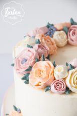 Detailfoto von einstöckiger Buttercreme-Torte mit gespritzten Buttercreme Blumen