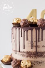 Schokolade-Semi Naked Cake mit Schokodrip, dekoriert mit Ferrero Rocher