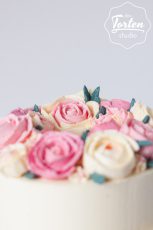 Detailfoto von Zweistöckiger Buttercreme-Torte mit gespritzten Buttercreme Blumen