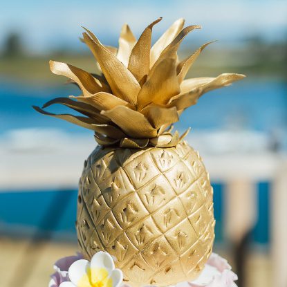 Individuelle Hochzeitstorten Wien: Goldene Ananas - komplett aus Kuchen mit Zuckerüberzug