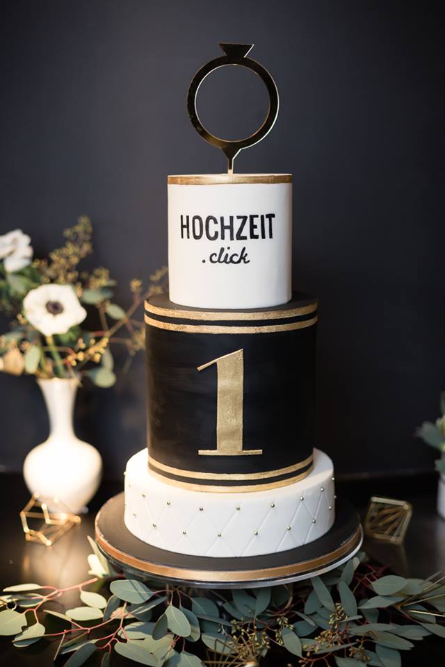 Dreistöckige Torte zum 1. Geburtstag von Hochzeit.click, in Schwarz, Weiß und Gold