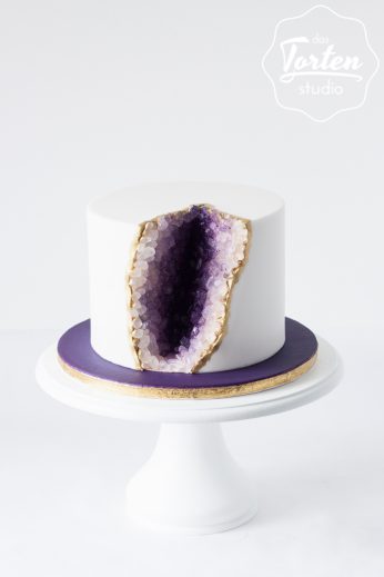 Geburtstagstorte mit einer lila Amethyst-Geode