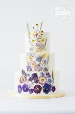 Dreistöckige Buttercremetorte, dekoriert mit gepressten Trockenblumen