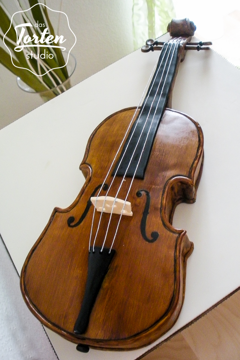 Torte in Form einer Geige