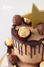 Schokolade-Semi Naked Cake mit Schokodrip, dekoriert mit Ferrero Rocher + goldene Zuckersterne