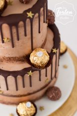 Schokolade-Semi Naked Cake mit Schokodrip, dekoriert mit Ferrero Rocher + goldene Zuckersterne